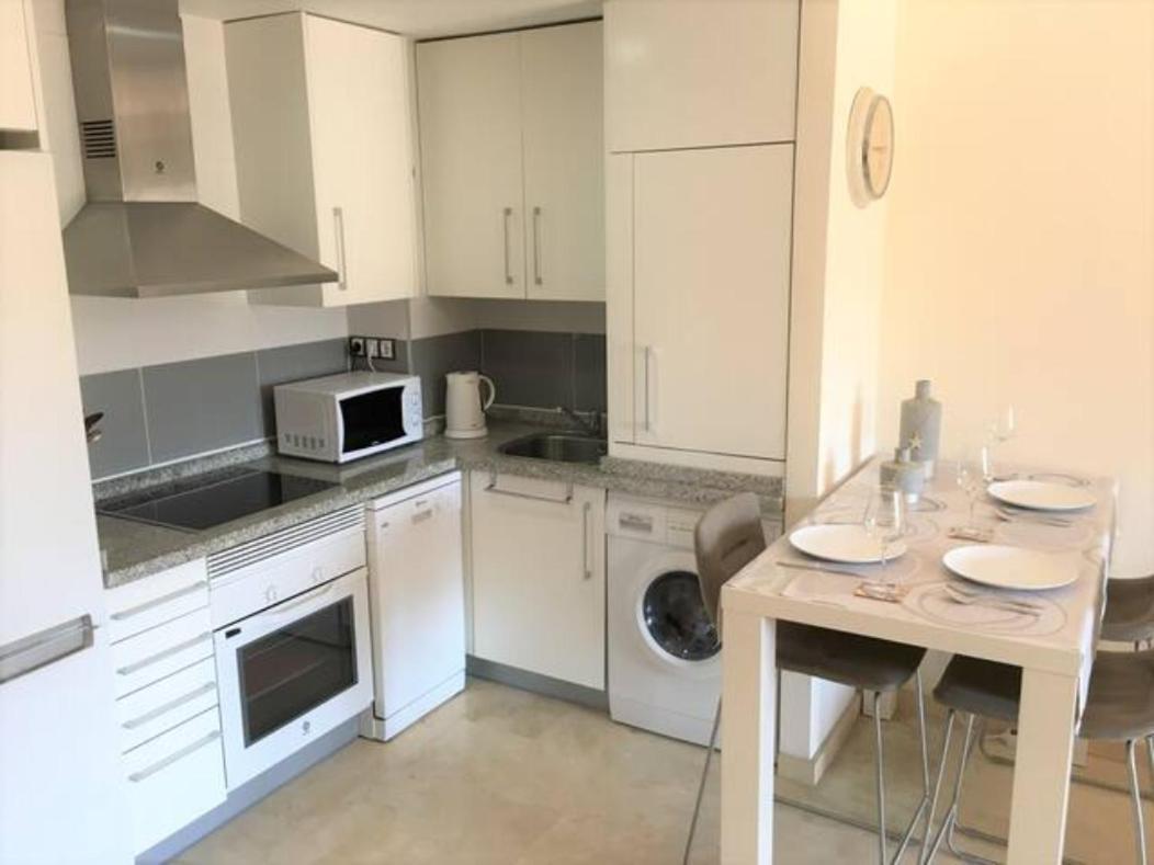 Modern 1 Bedroom Apartment, In Apartment *